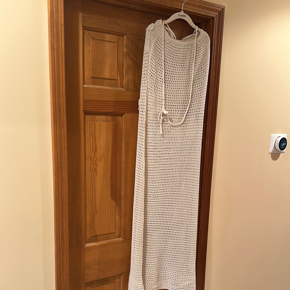 Elegant Cream Midi Dress - Picture 7 of 8